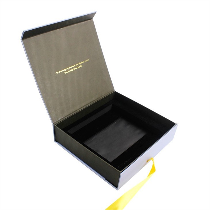 Magnetic Box With Ribbon